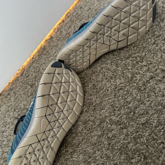 Nike Flyknit Sneakers - Picture 4 of 5